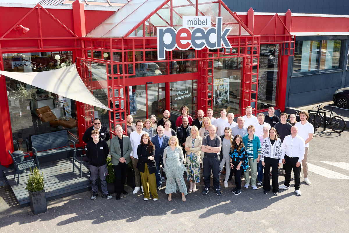 Das Team von Möbel-Peeck vor dem Haus in Mannheim